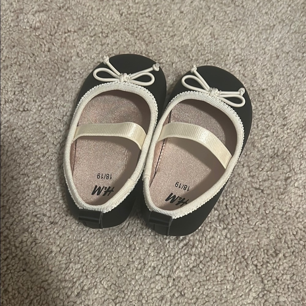 Kids Black and Cream Flats (Baby size 3/4)
